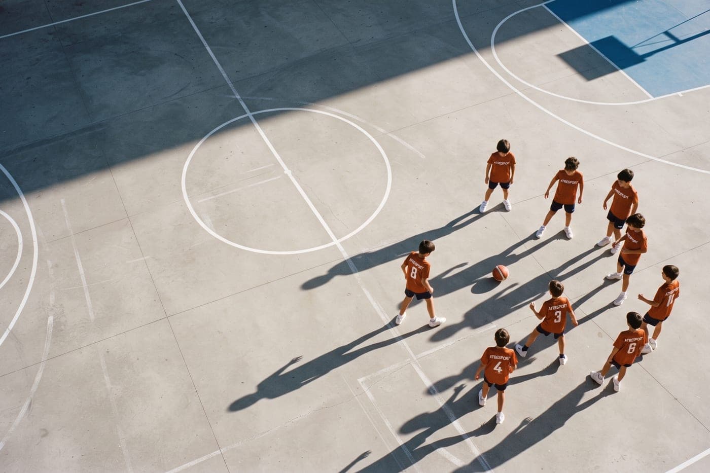 Vista cenital de una pista con los equipos repartidos por el campo durante una jornada deportiva.